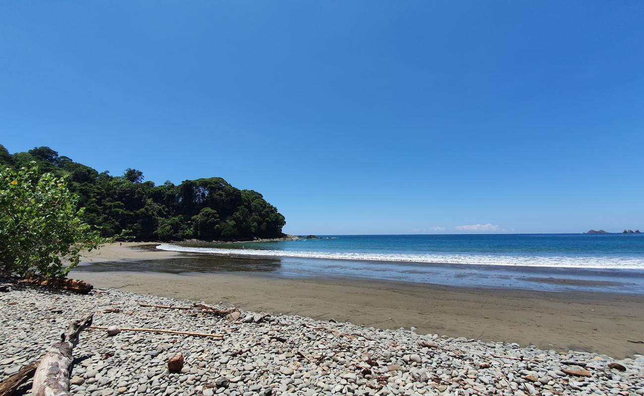Photo de Playa Pinuelas avec sable gris & galets de surface