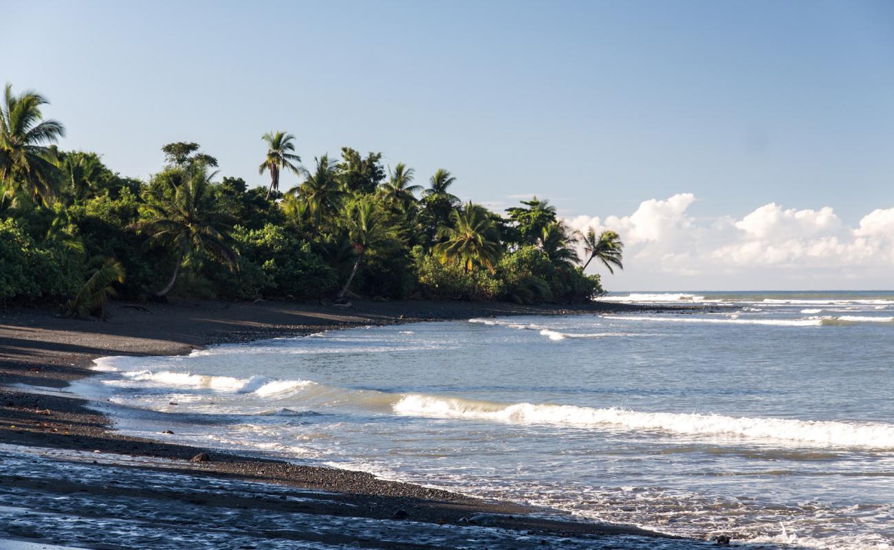 Photo de Playa Sirena avec sable noir avec caillou de surface