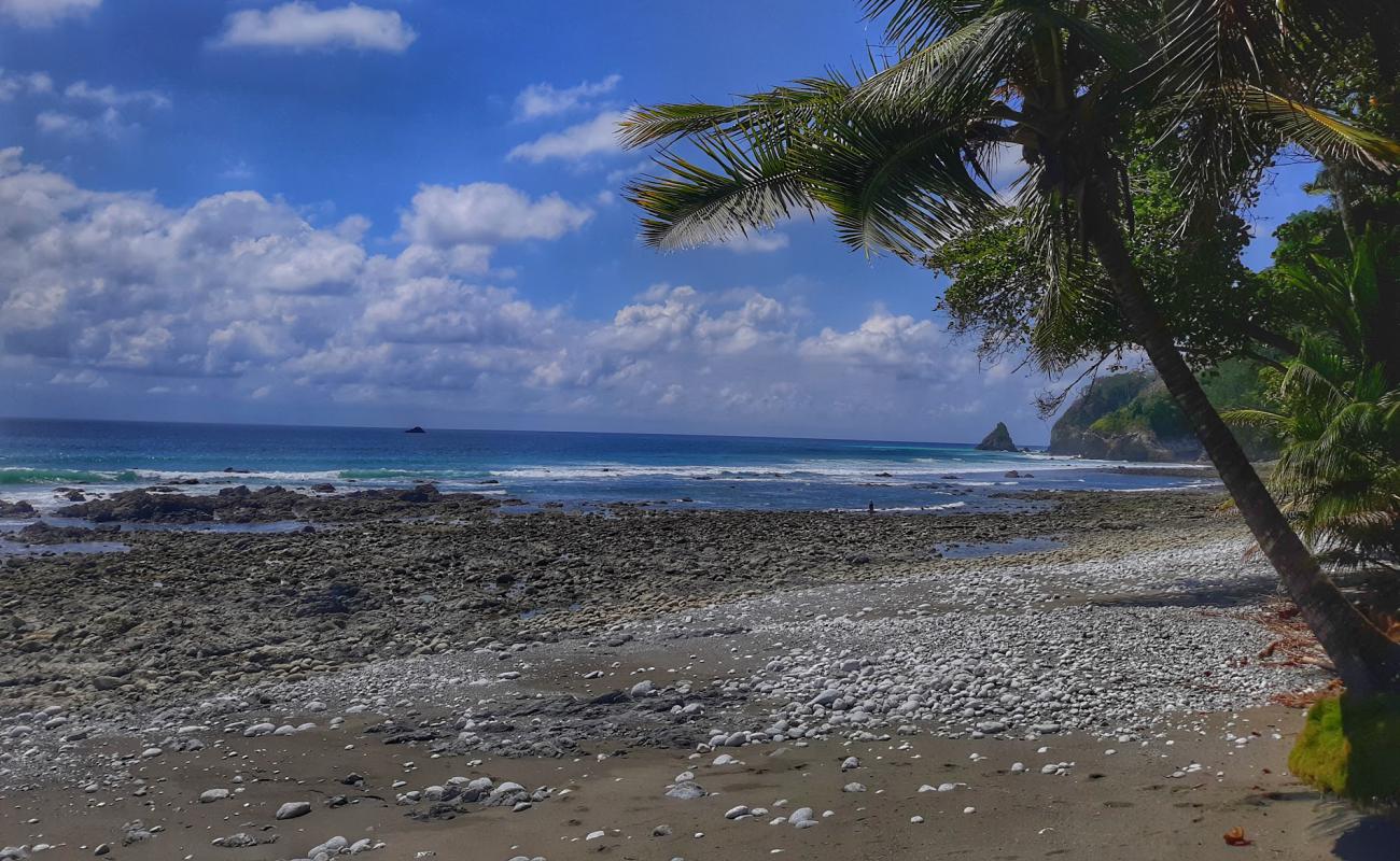 Photo de Playa Matapalo II avec sable brun avec roches de surface