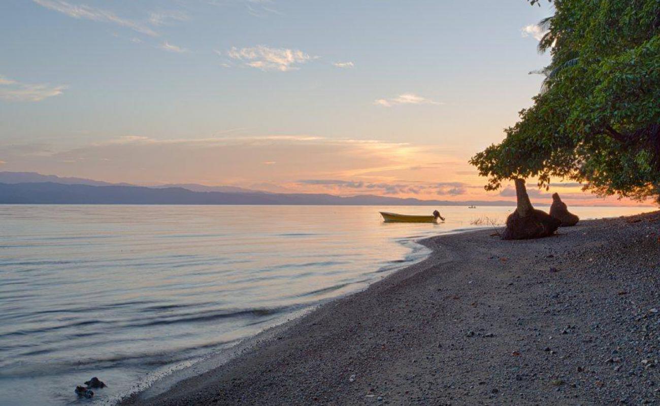 Photo de Playa Juanito Mora avec galets bruns de surface