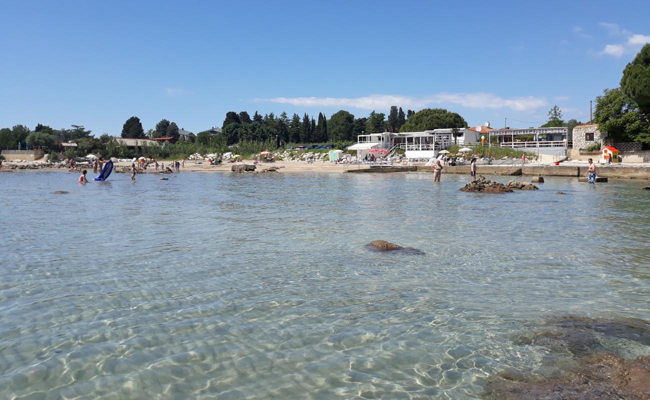 Photo de Zambratija beach avec sable lumineux de surface