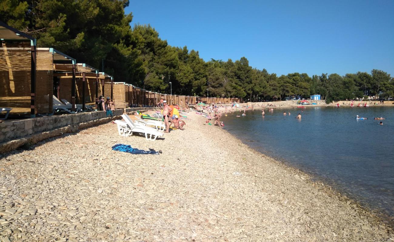 Photo de Karpinjan beach avec galets beige de surface