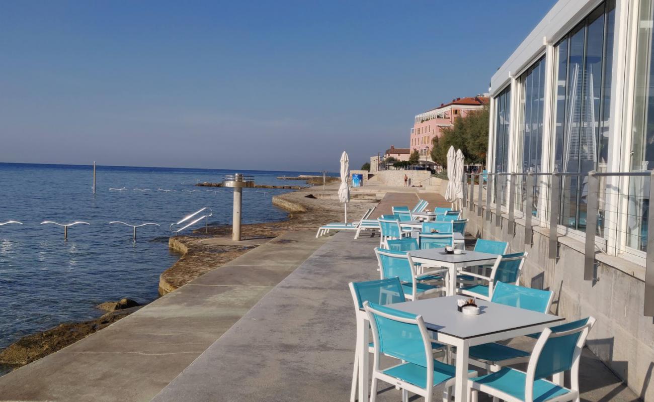Photo de Novigrad beach avec surface béton pavée de surface