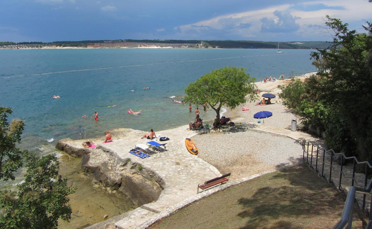 Photo de Crnika beach avec sable beige & galets de surface