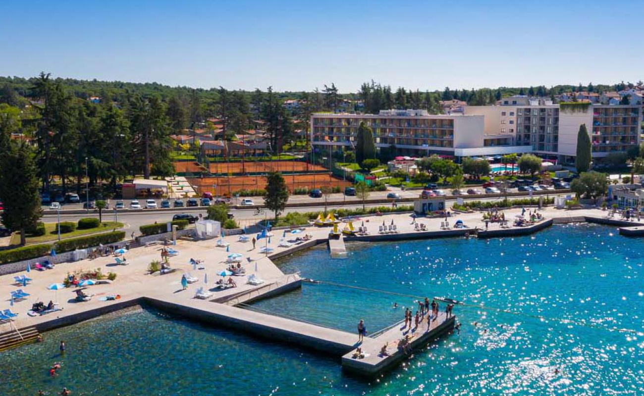 Photo de Porec beach avec béton de surface