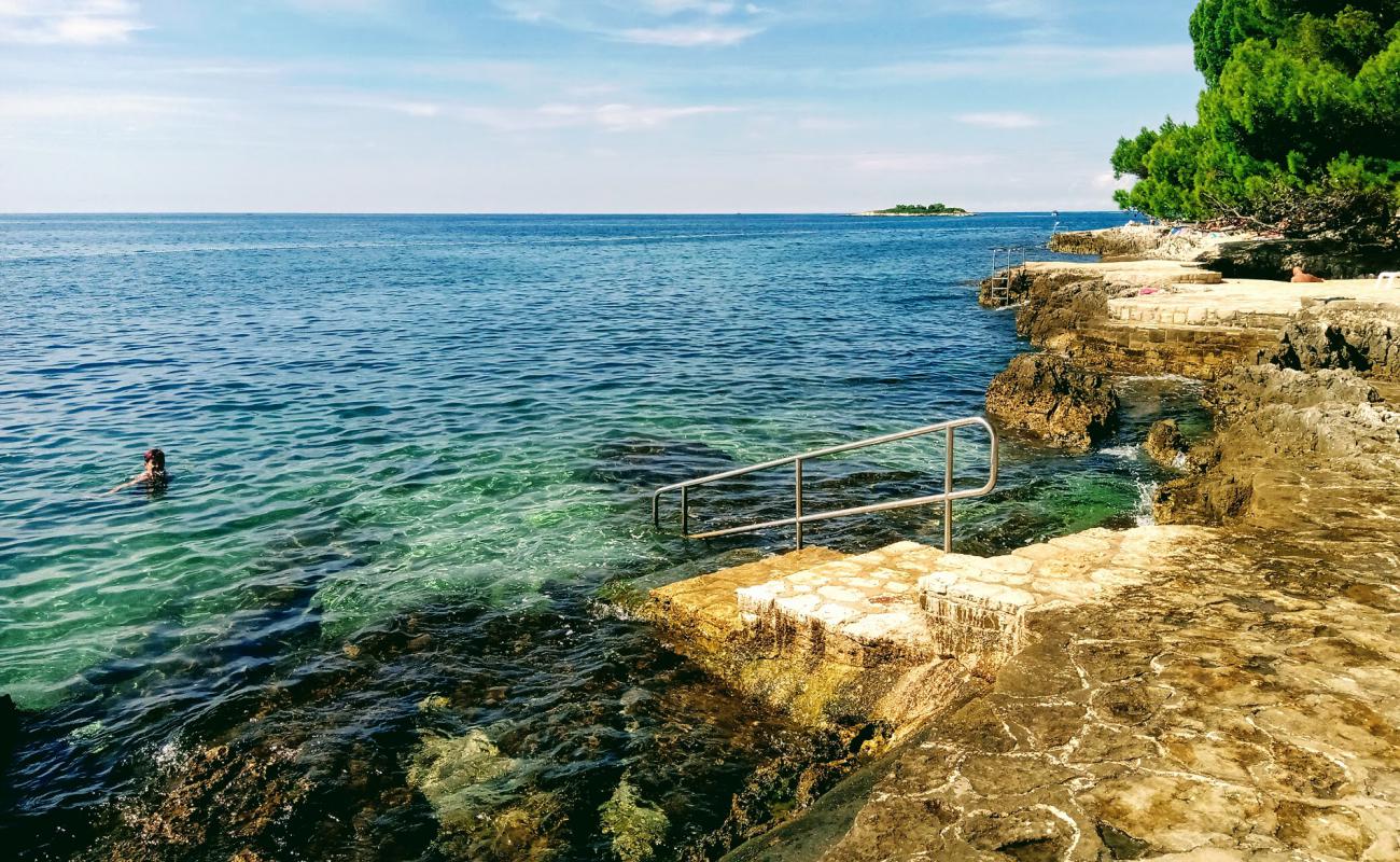 Photo de Plava Laguna beach II avec surface béton pavée de surface