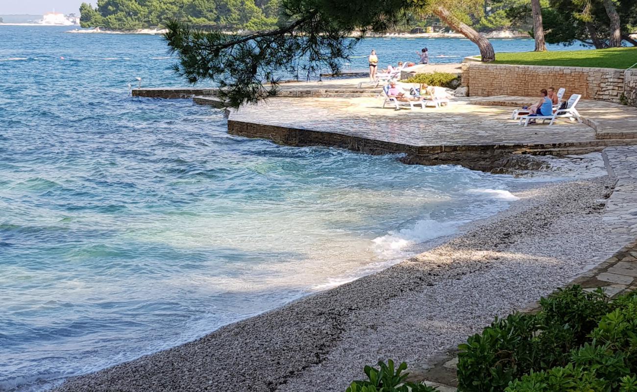 Photo de Perentium beach avec sable beige & galets de surface