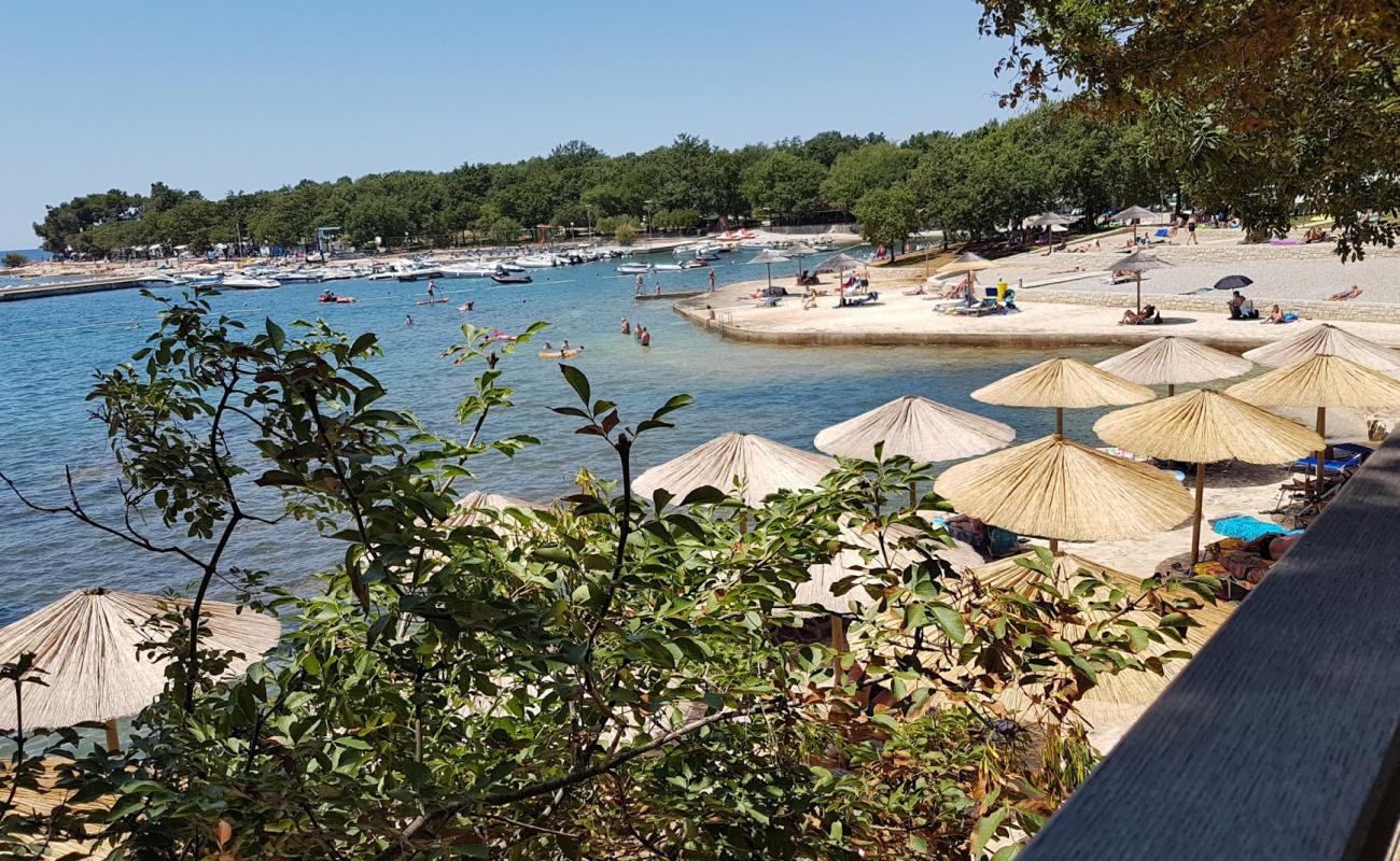 Photo de Vala beach avec petits galets gris de surface