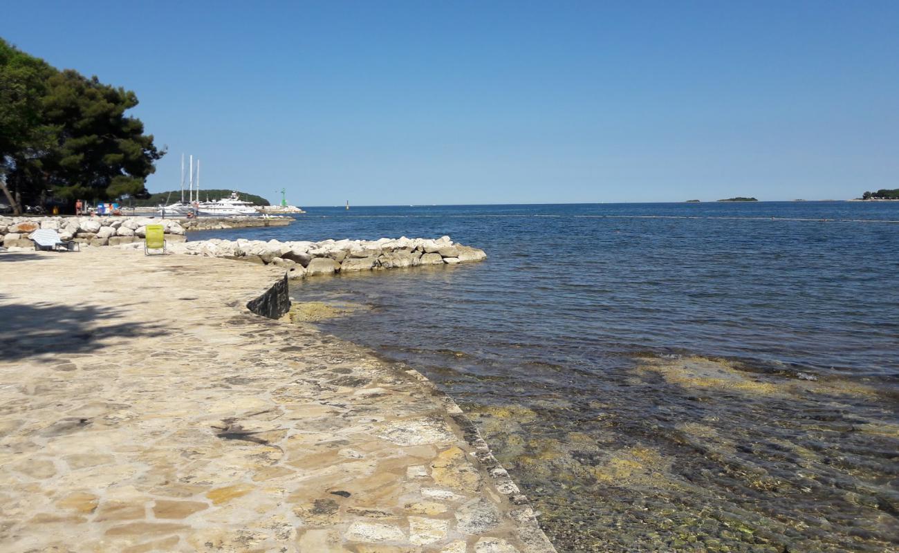 Photo de Puntica beach avec surface béton pavée de surface