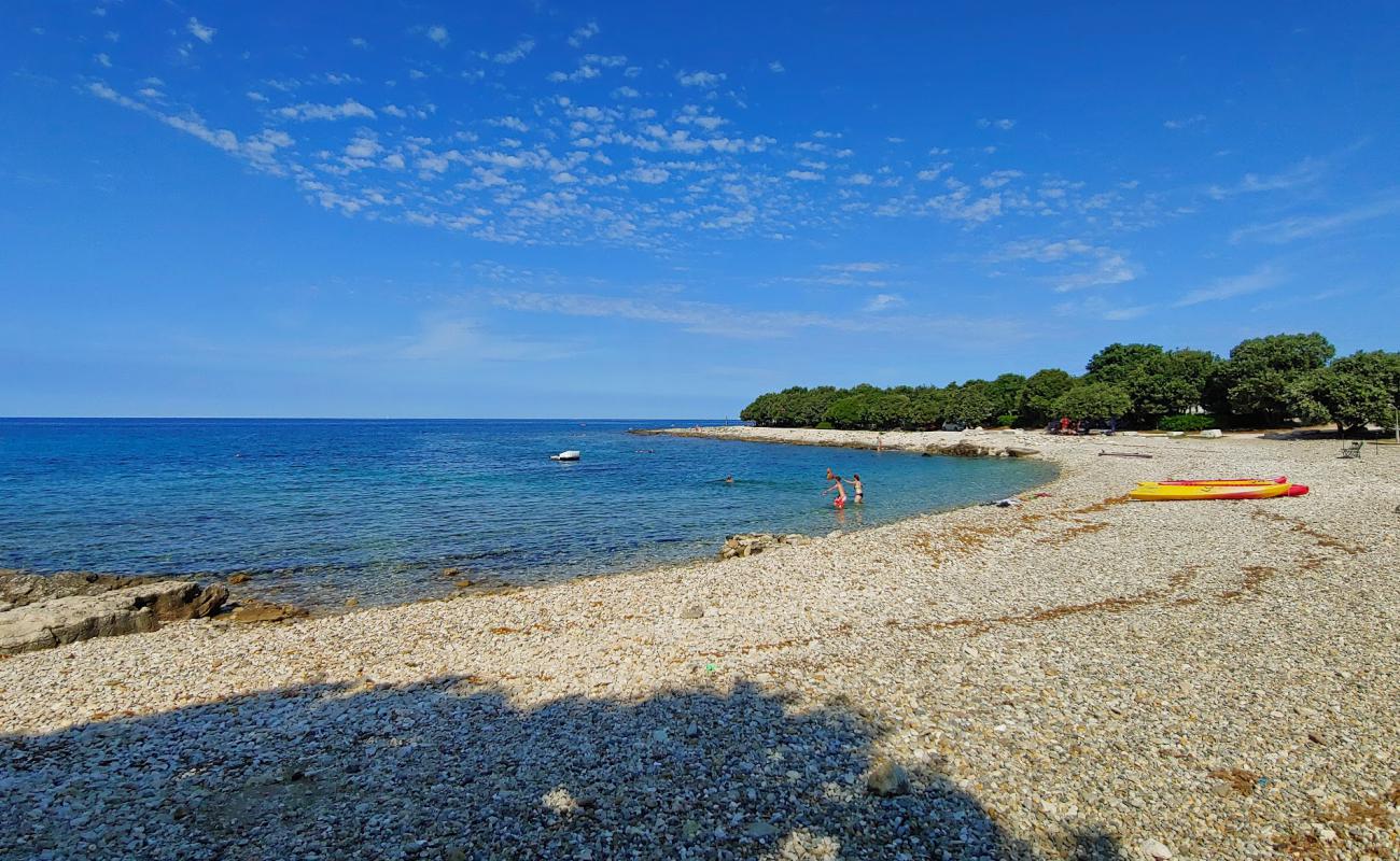 Photo de Mon Perin beach avec caillou clair de surface