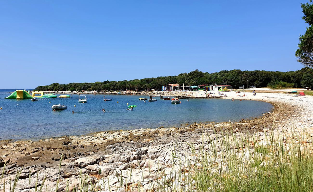 Photo de Meneghetti beach avec caillou clair de surface