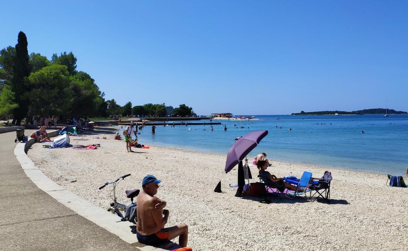 Photo de Valbandon beach avec caillou fin clair de surface