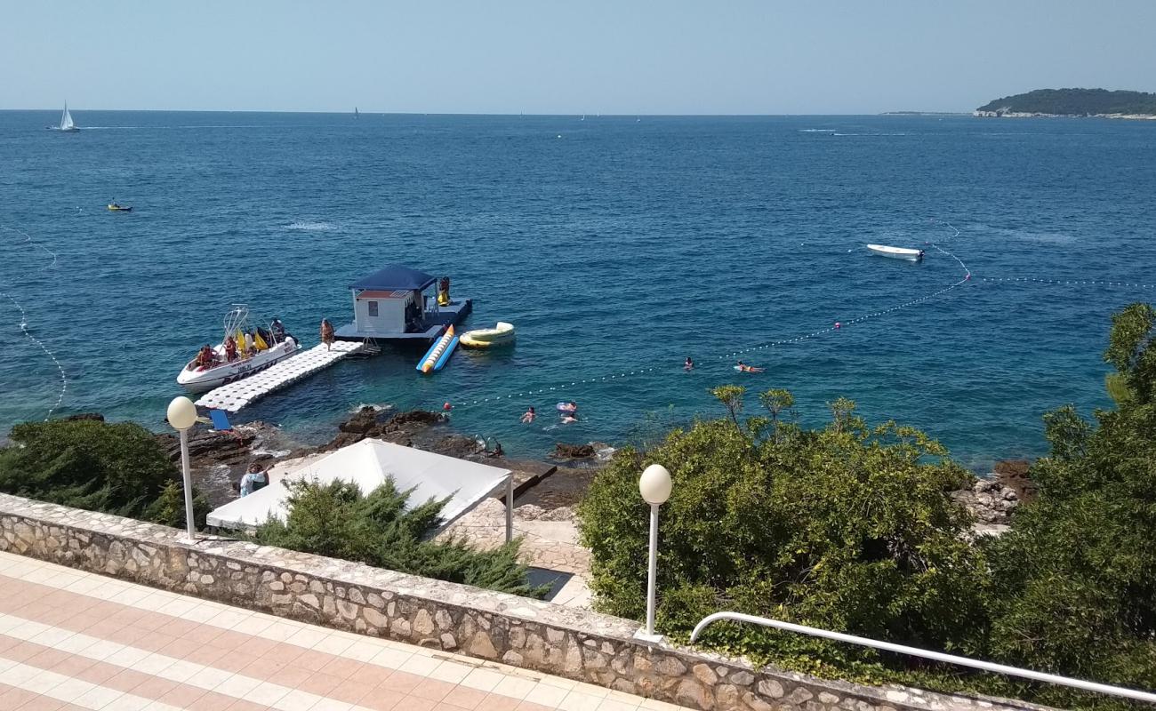 Photo de Brioni beach avec béton de surface