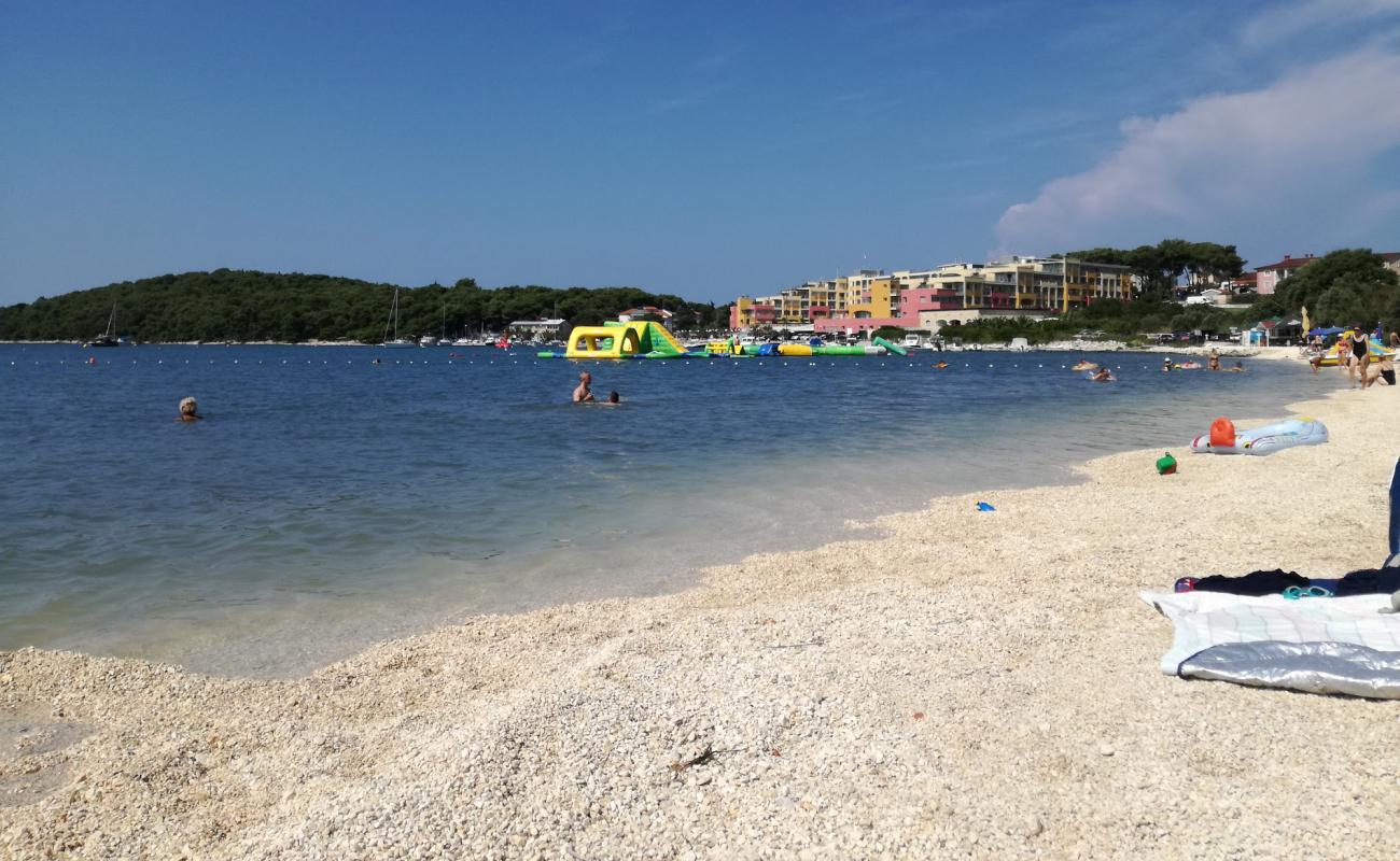 Photo de Banjole beach avec caillou fin clair de surface