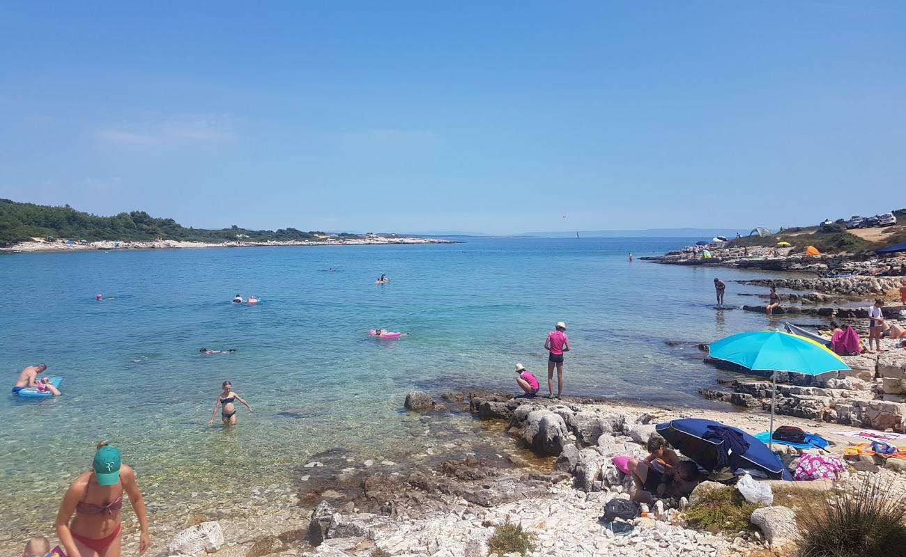 Photo de Debeljak Cove avec galets beige de surface