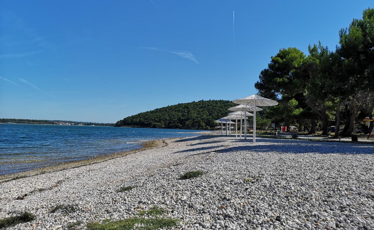 Photo de Pomer beach avec caillou fin clair de surface