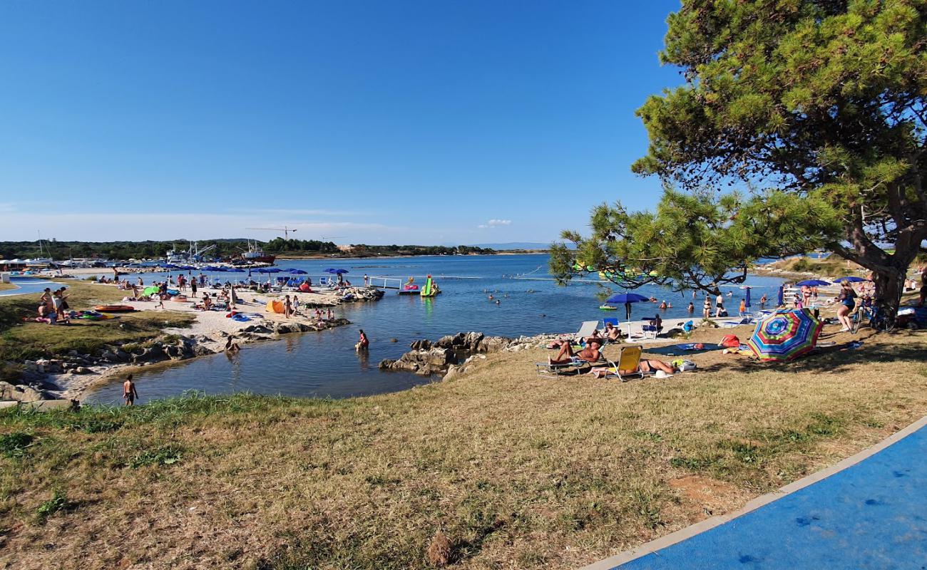 Photo de Bura - Bora avec galets beige de surface