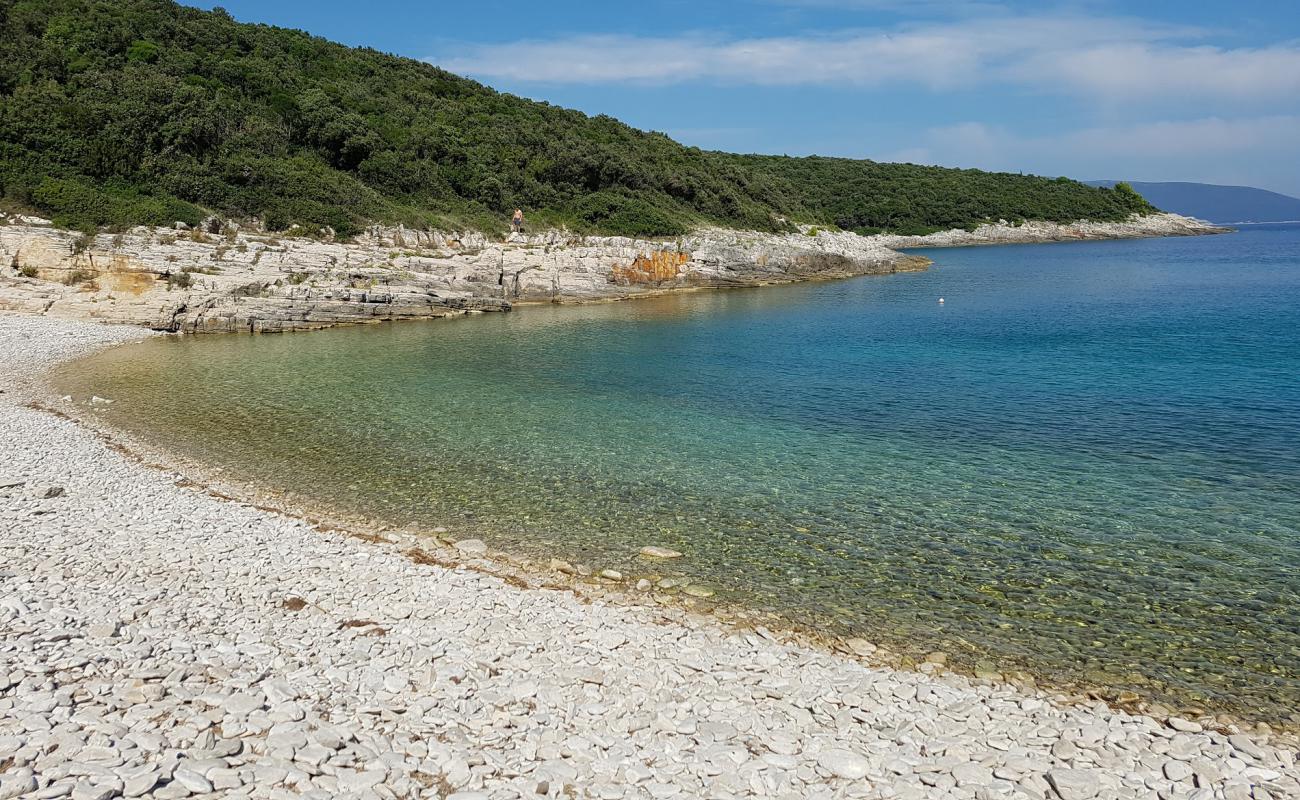 Photo de Cava beach avec galets beige de surface