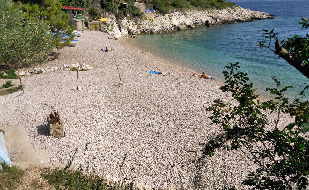 Photo de Jelenscica beach avec caillou clair de surface