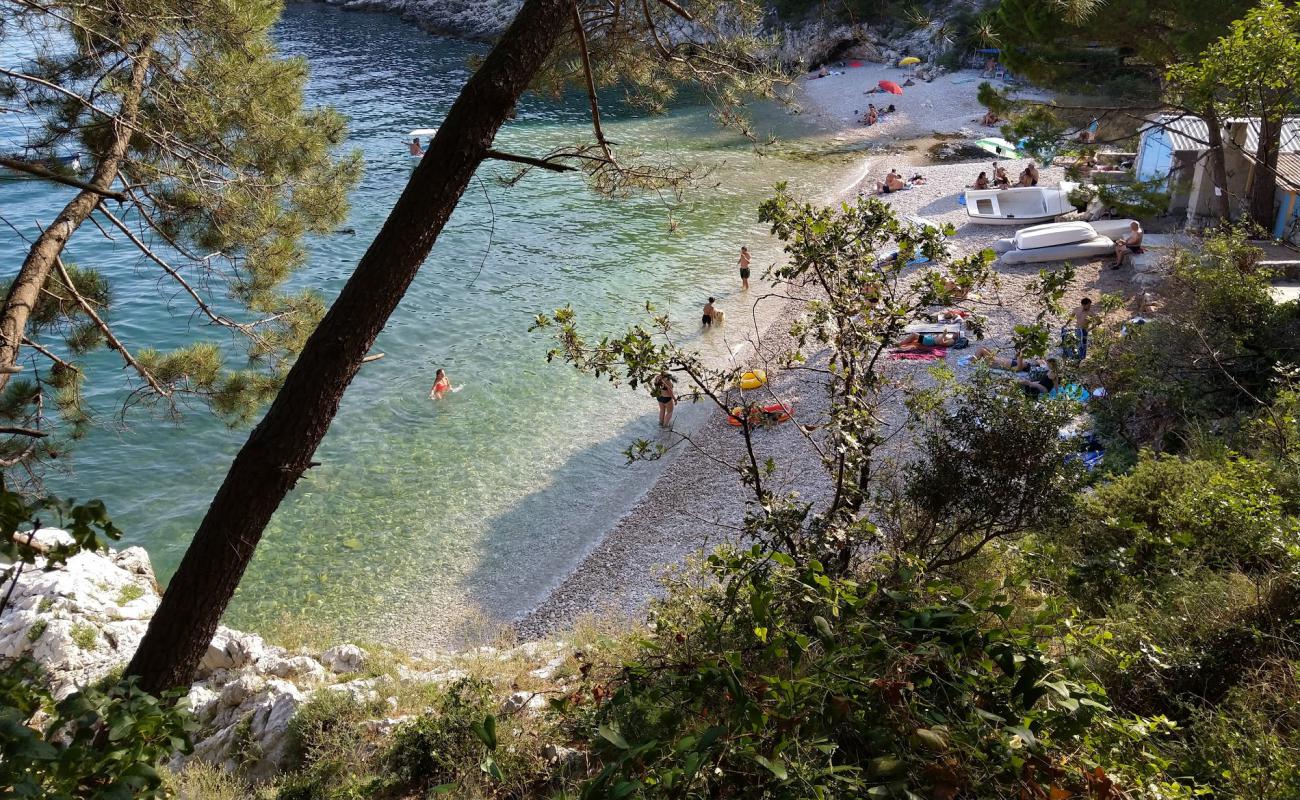 Photo de Uboka beach avec galets beige de surface