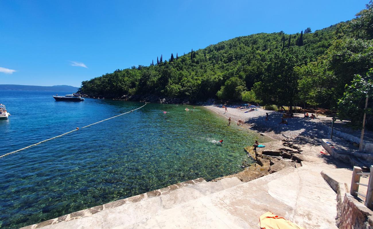Photo de Cesarova beach avec galets beige de surface
