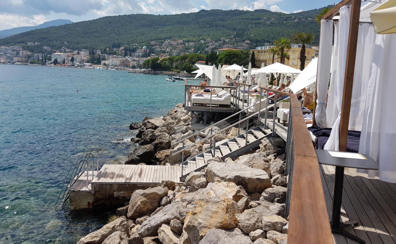 Photo de Opatija beach avec surface béton pavée de surface