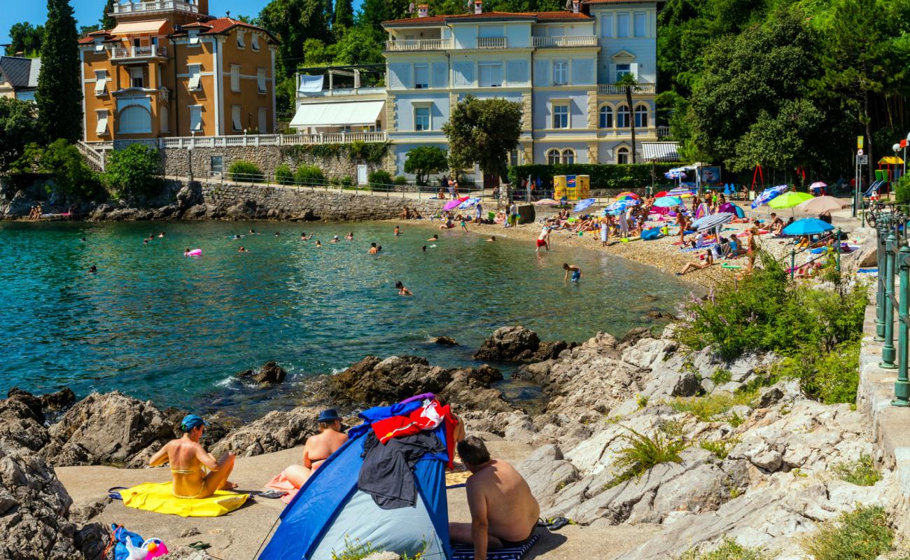 Photo de Volosko beach avec caillou fin gris de surface