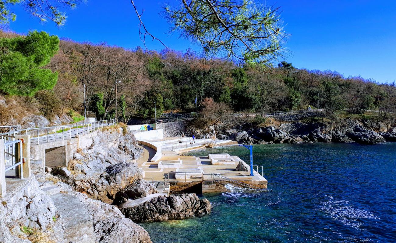 Photo de Kostanj beach avec béton de surface