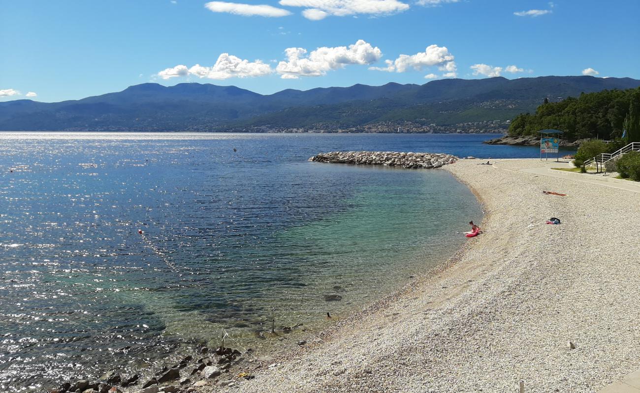 Photo de Ploce beach avec caillou fin brun de surface