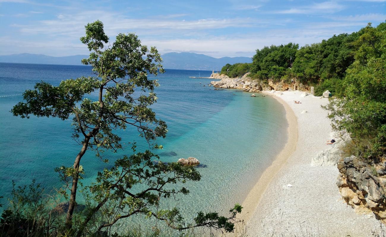 Photo de Kostrena beach avec caillou fin clair de surface