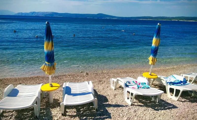 Photo de Podvorska beach avec caillou fin brun de surface