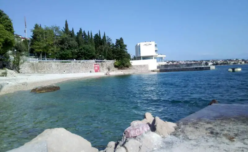 Photo de Amabilis beach avec caillou clair de surface