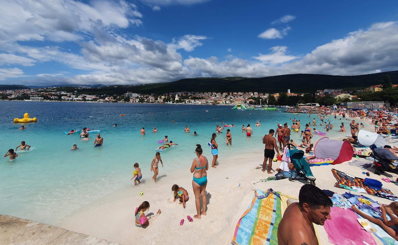 Photo de Plage de Poli Mora avec sable lumineux de surface