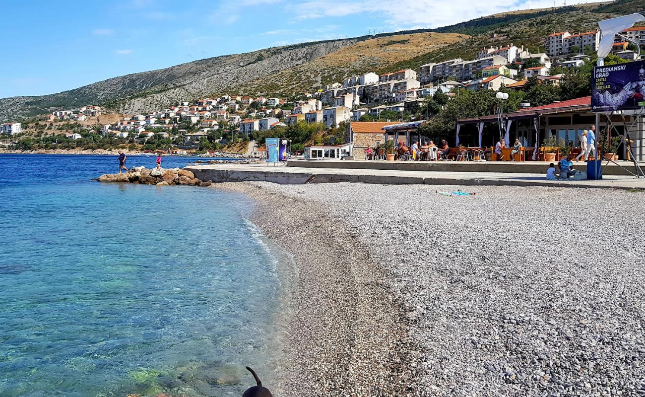 Photo de Plaza Senj II avec petits galets gris de surface