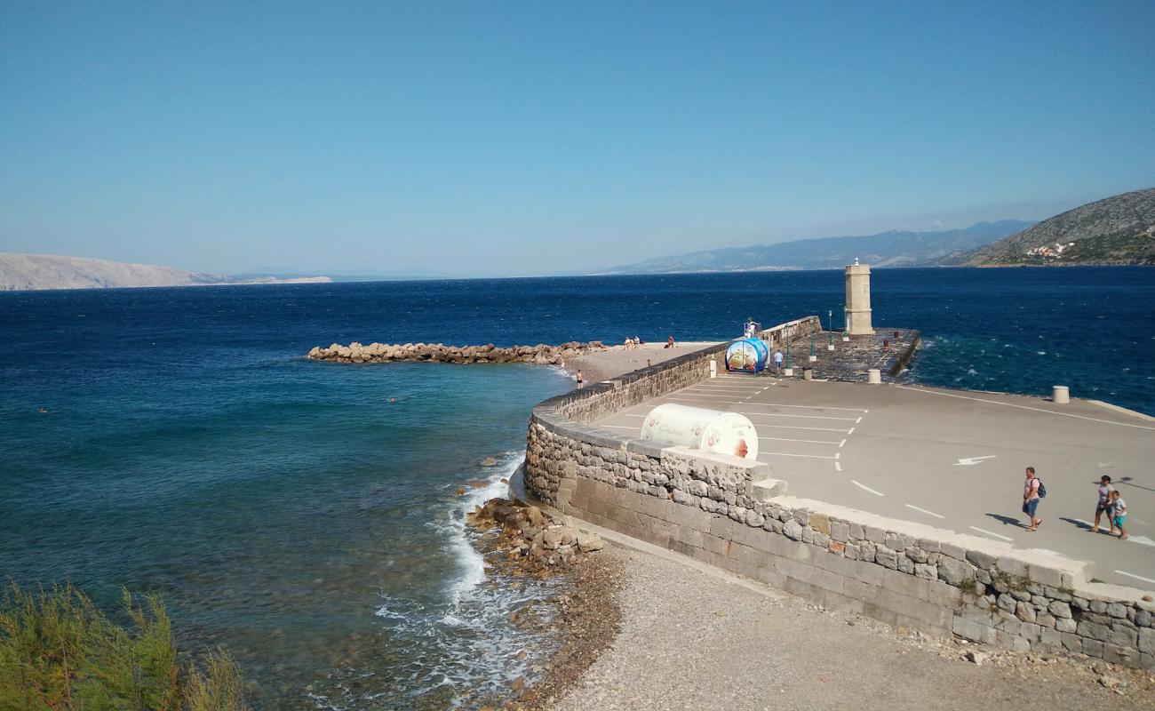 Photo de Senj beach avec galets gris de surface