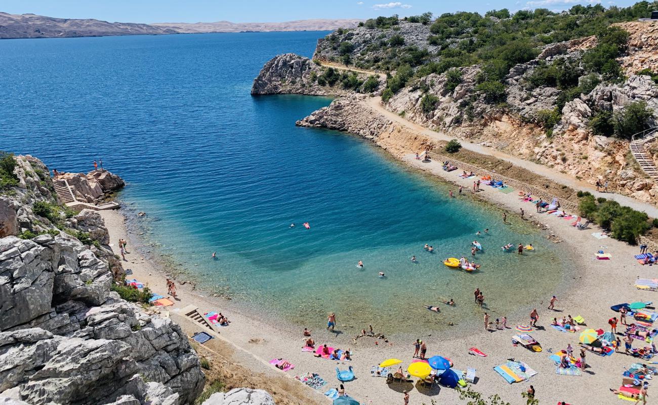Photo de Tatinja beach avec galets beige de surface