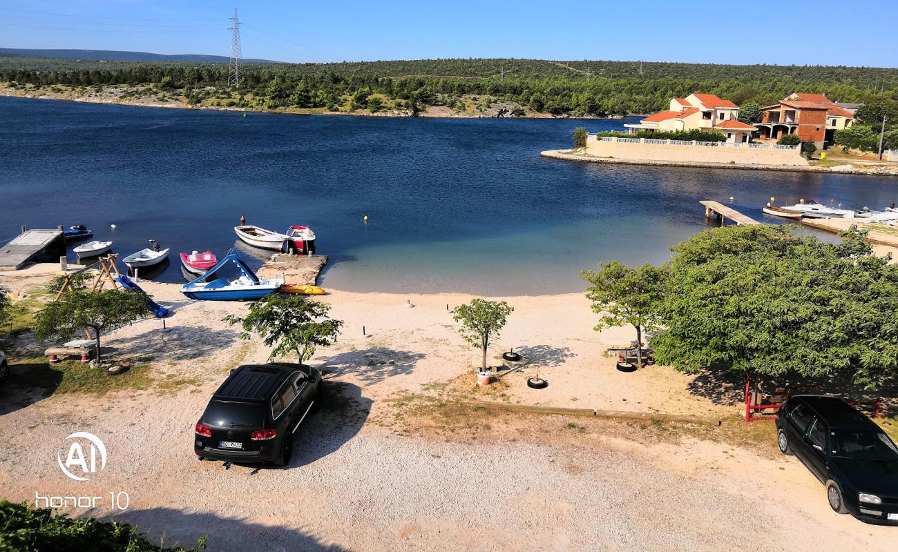 Photo de Ribnica beach avec caillou fin clair de surface