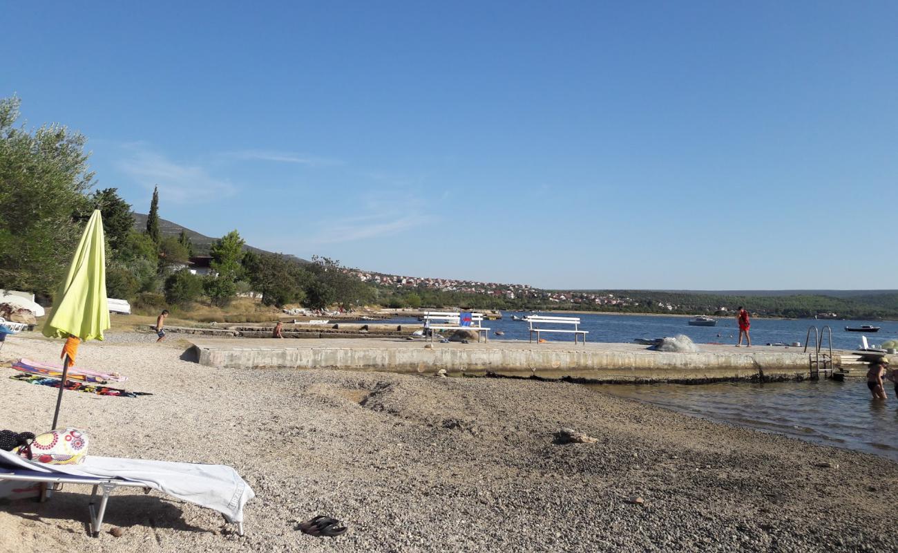 Photo de Susnjari beach II avec caillou gris de surface