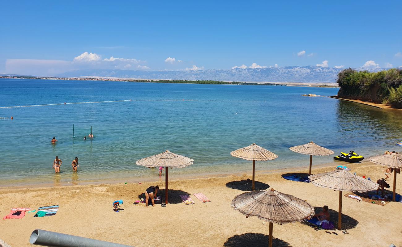 Photo de Privlaka beach avec sable lumineux de surface