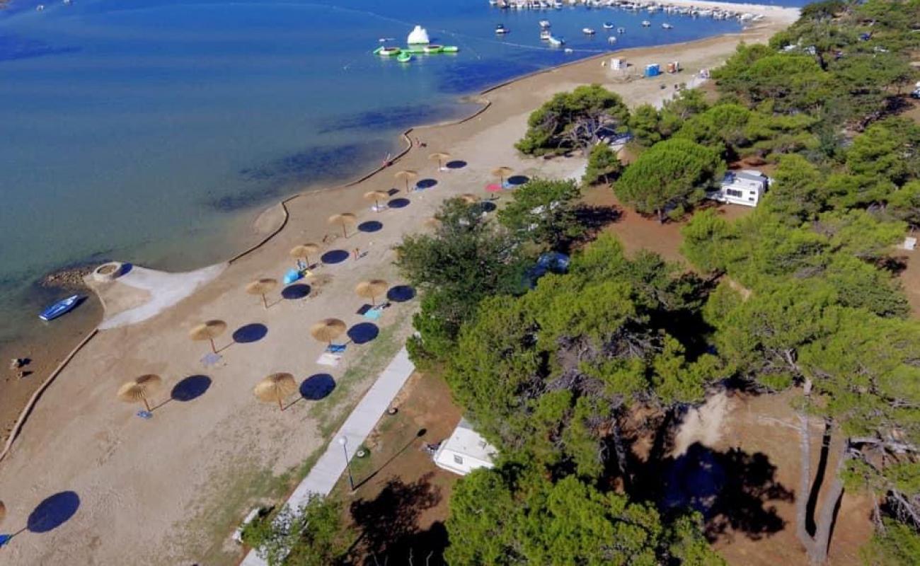 Photo de Dalmatia beach avec sable lumineux de surface