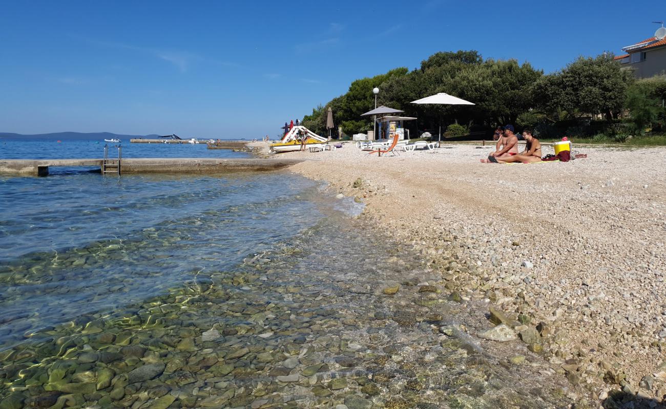 Photo de Donje Petrcane beach avec caillou clair de surface