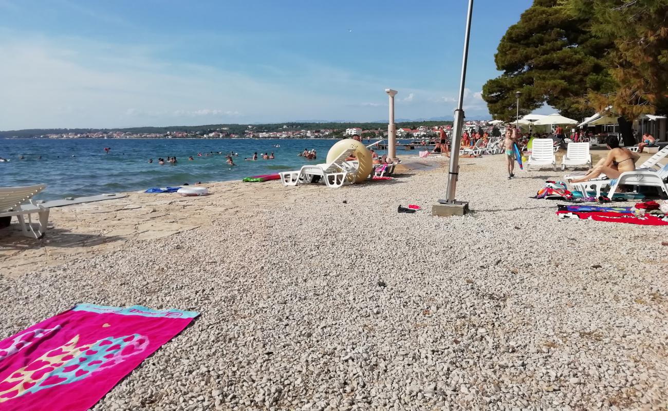 Photo de Borik sandy beach avec sable clair avec caillou de surface