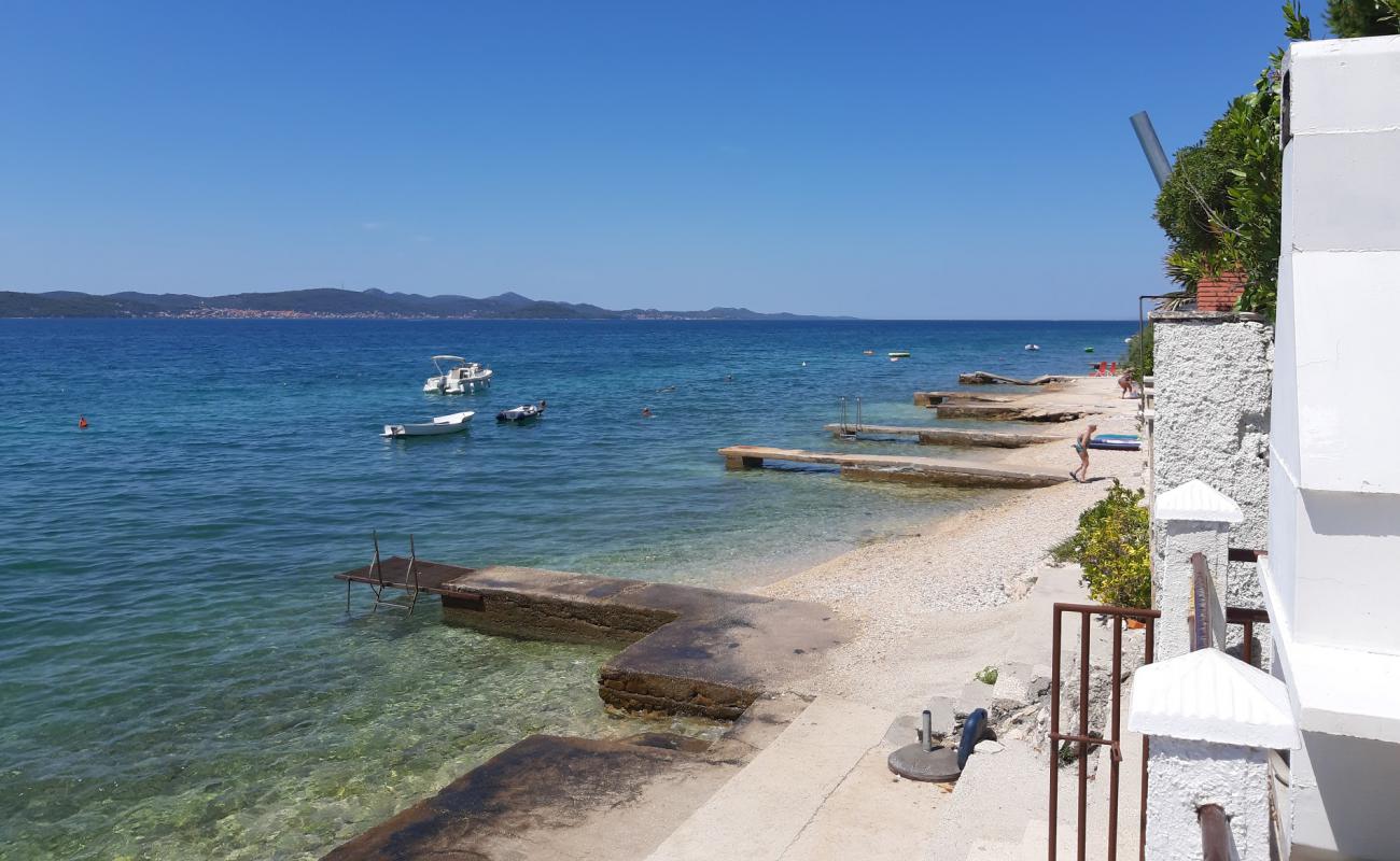 Photo de Mikulandra beach avec caillou clair de surface