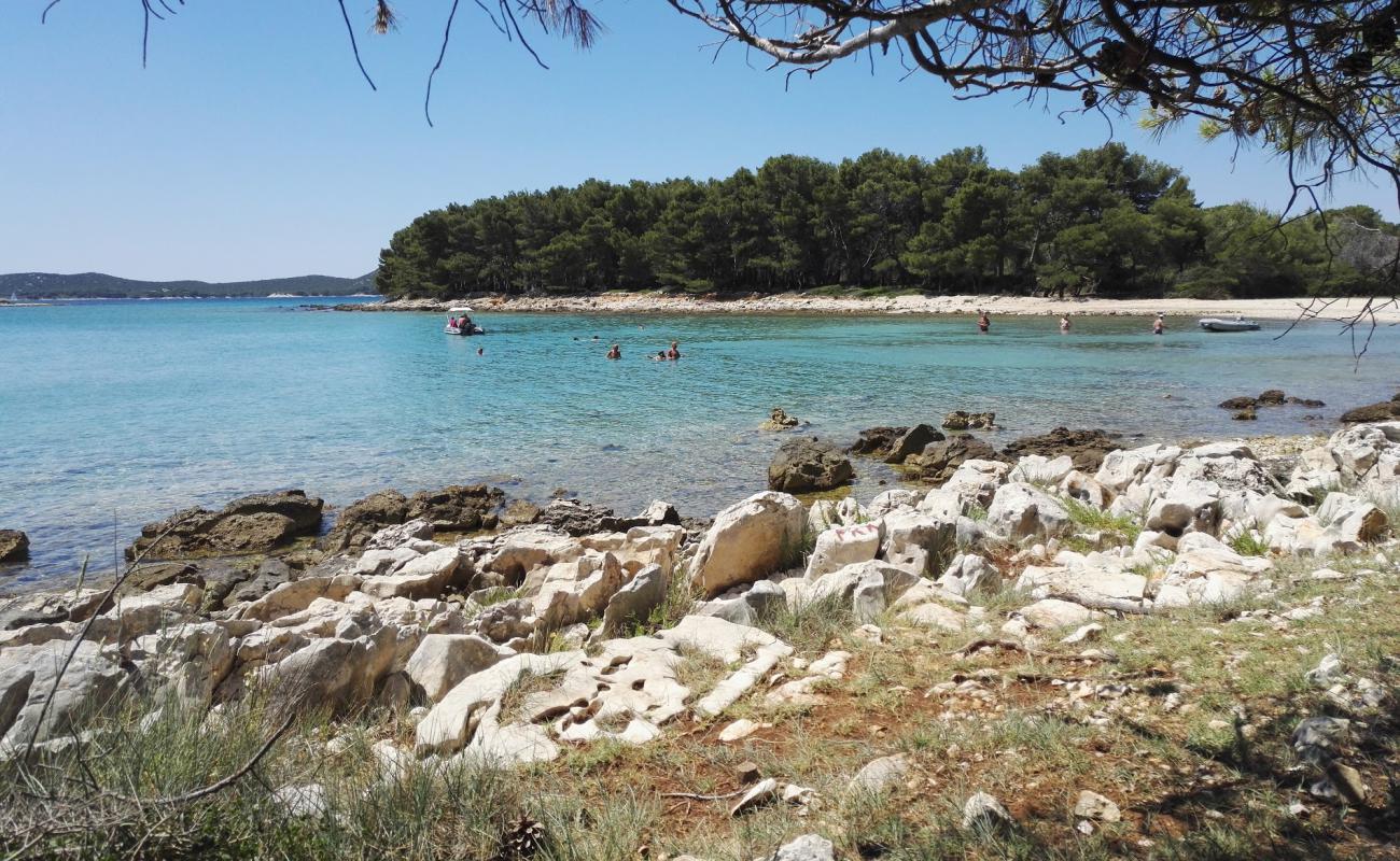 Photo de Lumbrak beach avec roches de surface