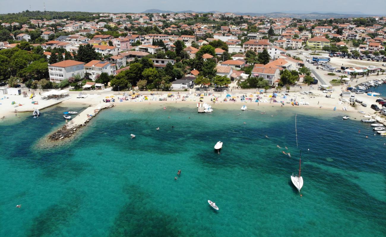 Photo de Pakostane beach avec caillou fin clair de surface