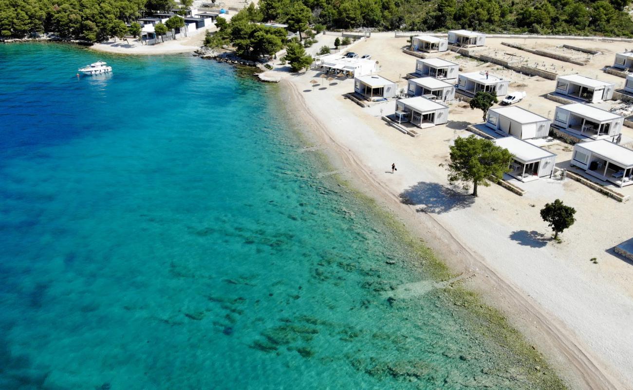 Photo de Buqez beach avec sable clair avec caillou de surface