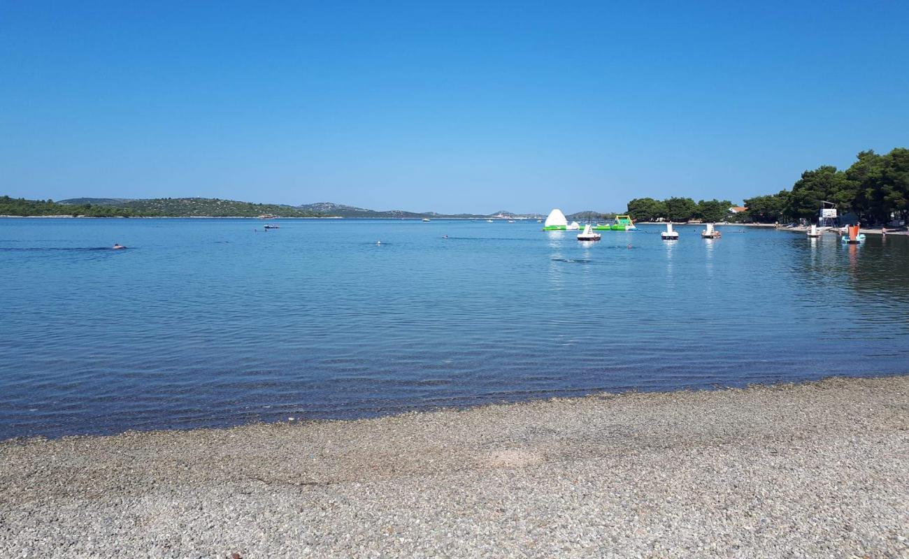 Photo de Pirovac beach avec galets beige de surface