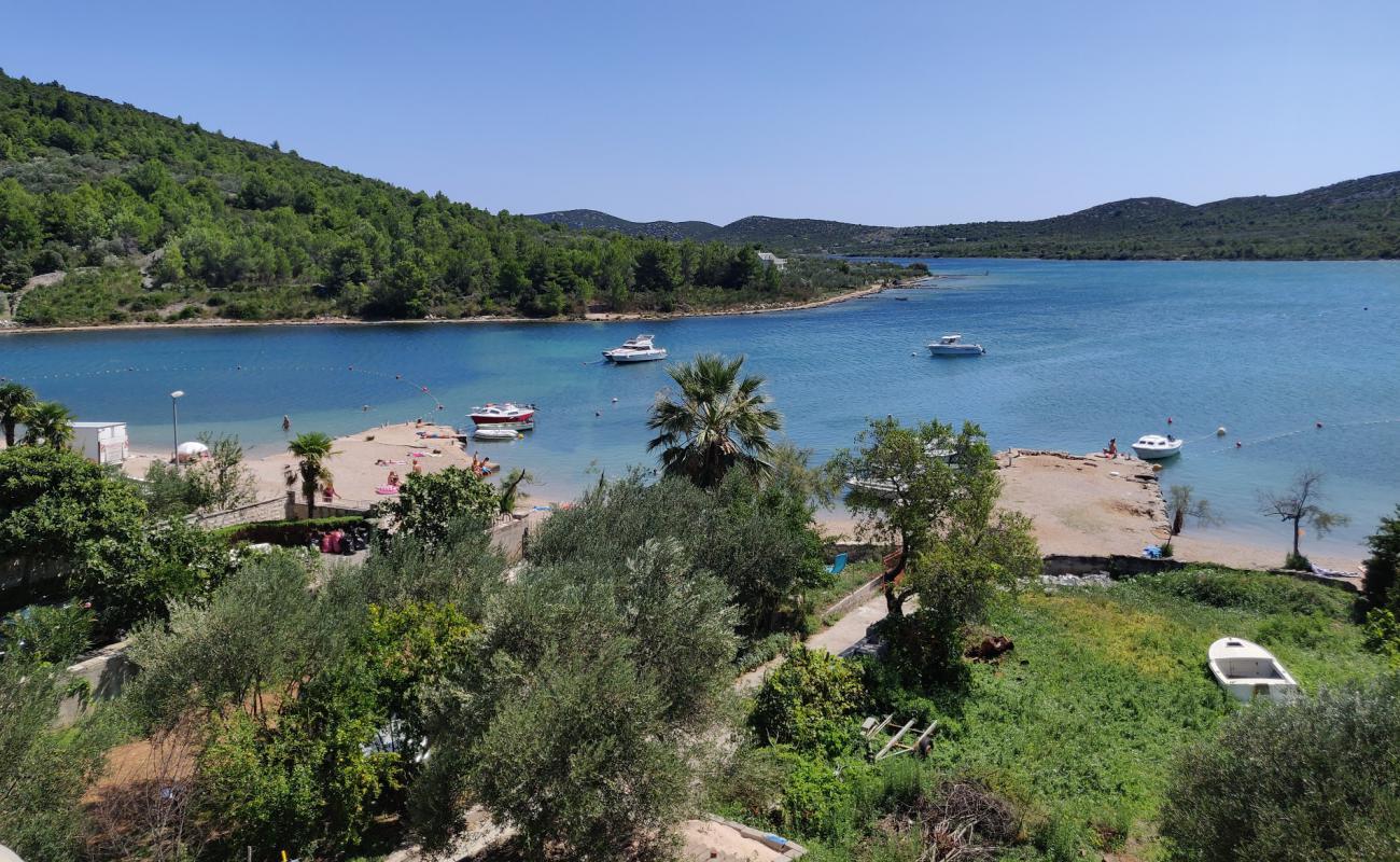 Photo de Pirovac II beach avec petits galets beige de surface