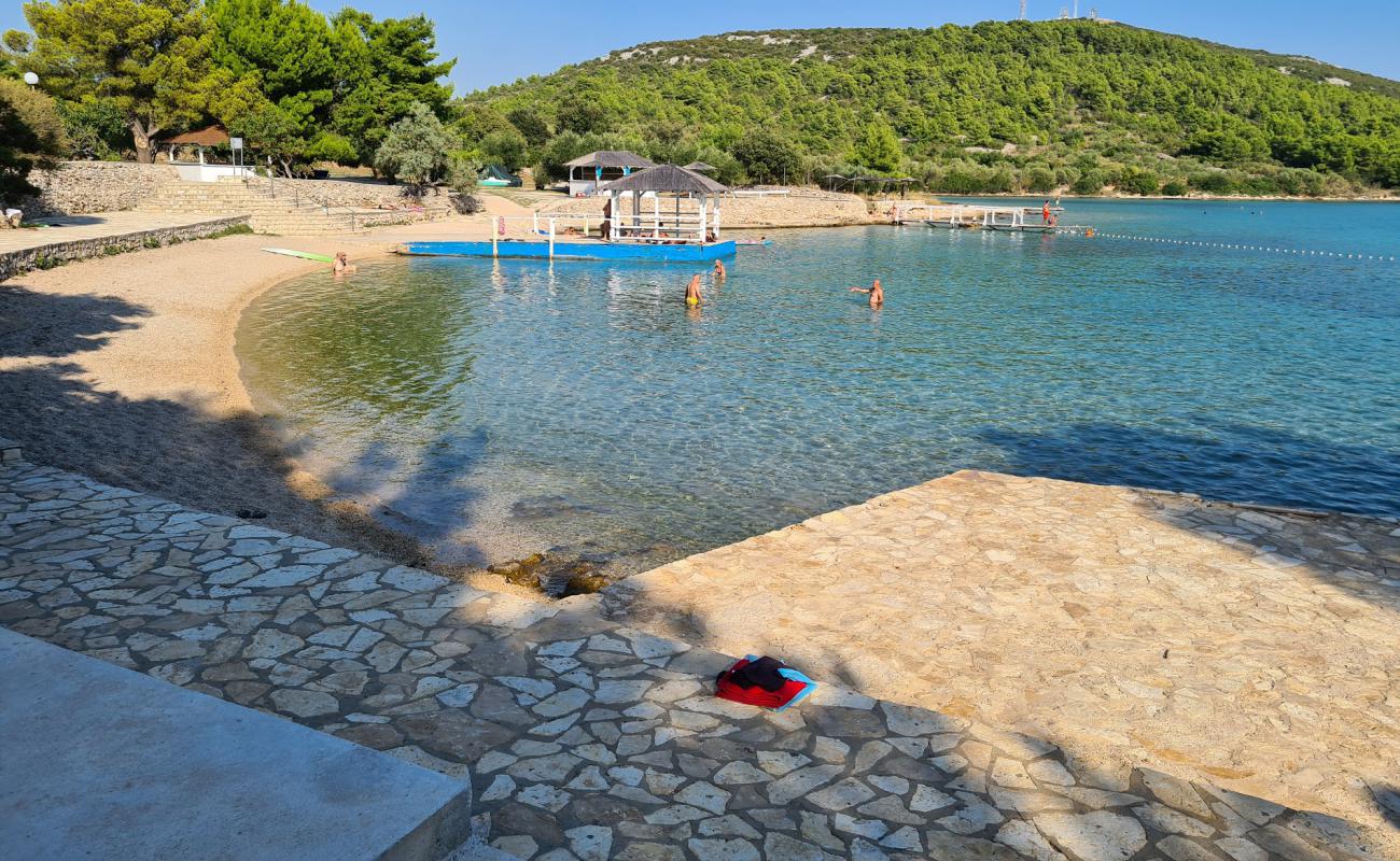 Photo de The Garden Tisno beach avec caillou fin clair de surface