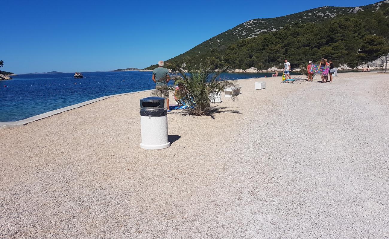 Photo de Sovja beach avec sable beige & galets de surface